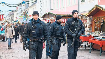 Mit Maschinenpistole. Der Potsdamer Weihnachtsmarkt wird gesichert.