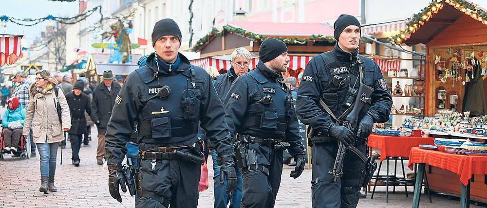 Mit Maschinenpistole. Der Potsdamer Weihnachtsmarkt wird gesichert.