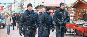 Mit Maschinenpistole. Der Potsdamer Weihnachtsmarkt wird gesichert.