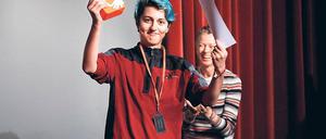 Ausgezeichnet. Julius Sumit Becher bekam den Preis von Isabell Gerschke.