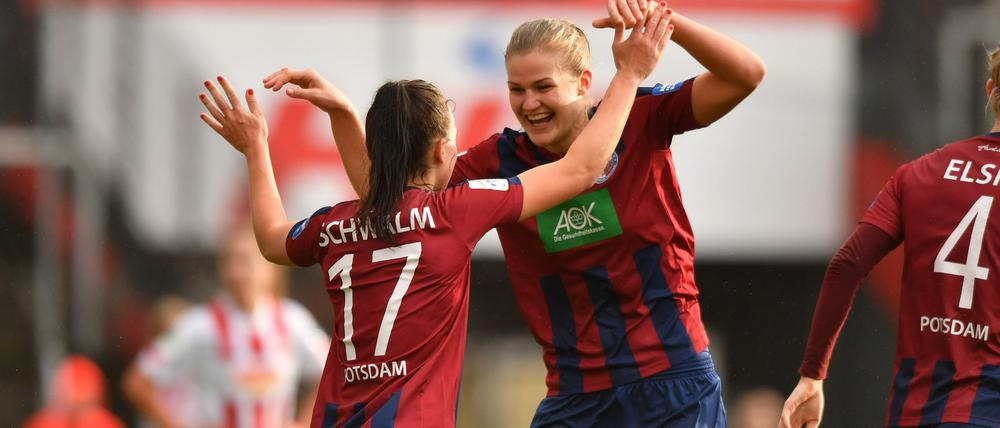 Jubel. Die Turbine-Torschützinnen Rahel Kiwic und Viktoria Schwalm freuen sich über den Kantersieg ihrer Mannschaft in Köln.