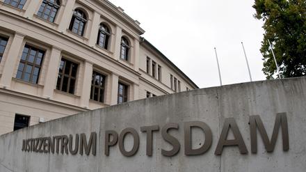 Ein 76-Jähriger ist am Montag vor dem Amtsgericht Potsdam wegen sexueller Belästigung zu einer Geldstrafe verurteilt worden.