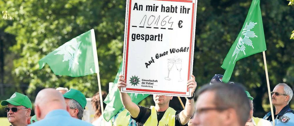 Kampf ums Geld beim Fest. Brandenburger Polizisten demonstrierten am Rande des Sommerfests der Landesregierung für die Nachzahlungen.