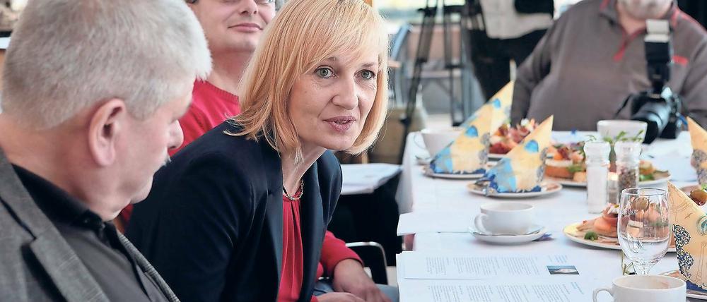 Kandidatin. Martina Trauth (Mitte) will für die Linke das Rathaus erobern. Fraktionschef Hans-Jürgen Scharfenberg (vorn) und Parteichef Stefan Wollenberg (hinten) setzen auf die parteilose Gleichstellungsbeauftragte.