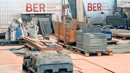 Ewige Baustelle. Ab wann am BER in Schönefeld auch geflogen werden soll, wollen die Verantwortlichen Mitte Dezember bekanntgeben.