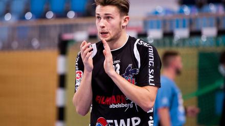 Aller guten Dinge. Nach zwei vergebenen Chancen im Duell mit der HG Hamburg-Barmbek nahm VfL-Linksaußen Joe Boede Fahrt auf.