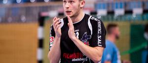 Aller guten Dinge. Nach zwei vergebenen Chancen im Duell mit der HG Hamburg-Barmbek nahm VfL-Linksaußen Joe Boede Fahrt auf.