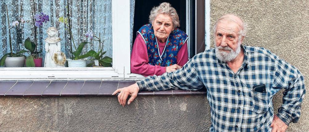 Unterm Hammer. Das Dorf Alwine nahe Domsdorf wird versteigert. Zur Siedlung gehören sechs Häuser mit 15 Bewohnern – darunter auch Erika Kühne und Paul Urbanek.