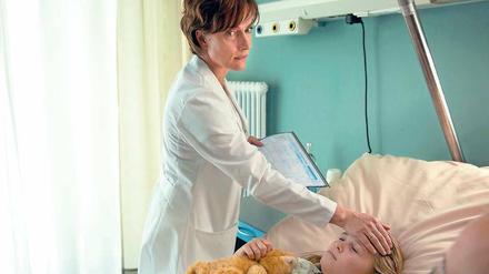 Das OP-Besteck erwies sich als unsauber. Dr. Anna Hellberg (Claudia Michelsen) sorgt sich um die kleine Leah (Hedda Erlebach).