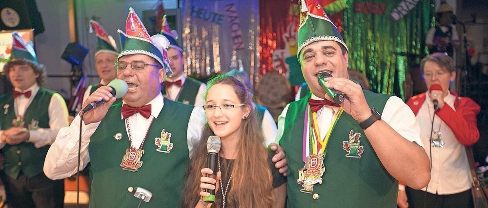 Familienbande. Bernd Zube (l.) und Christian Zube verabschiedeten sich 2009 aus dem Karnevalsclub Werder (KCW). An Aschermittwoch 2010 gründeten sie mit weiteren Karnevalisten die „Freunde des Frohsinns“. Die Truppe unterhält ihr Publikum mit Gassenhauern wie „Heute fährt die 18 bis nach Istanbul“ oder „Tote Enten“.