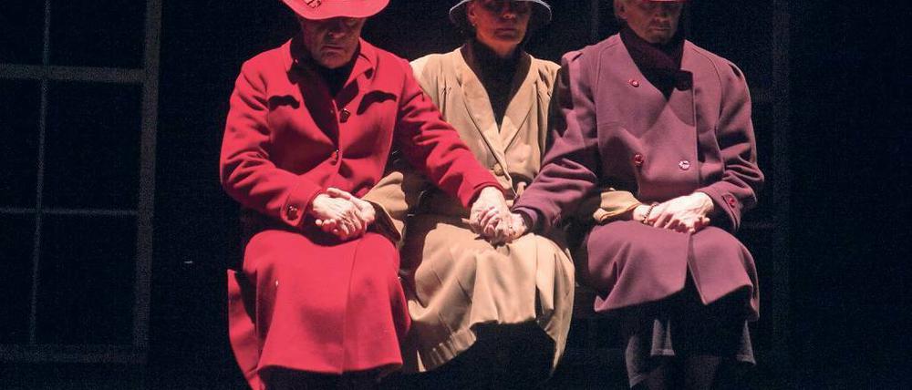 Weißt du noch? Drei alte Frauen träumen von der Zeit, als sie von der Liebe träumten. Mit „In the blink of an eye“ feiert das Wandertheater Ton &amp; Kirschen sein 25-jähriges Bestehen – und zeigen, was Theater alles sein kann.