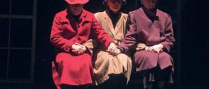 Weißt du noch? Drei alte Frauen träumen von der Zeit, als sie von der Liebe träumten. Mit „In the blink of an eye“ feiert das Wandertheater Ton &amp; Kirschen sein 25-jähriges Bestehen – und zeigen, was Theater alles sein kann.