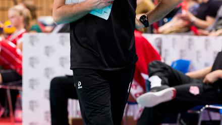 Es gibt noch viel zu tüfteln. Davide Carli erkennt einige Schwachstellen bei seiner Mannschaft – doch auch Fortschritte. Der Cheftrainer des SC Potsdam betont, dass im Umgang mit der jungen Mannschaft Rücksicht und Geduld wichtig seien.