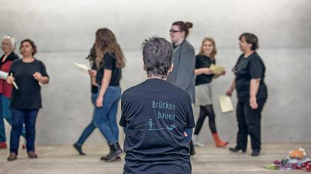 Einfach nur laufen. Bei dem von der Robert-Bosch-Stiftung geförderten Projekt sollen theaterinteressierte Flüchtlinge und Potsdamer zusammen improvisieren und grundsätzliche Techniken erlernen.