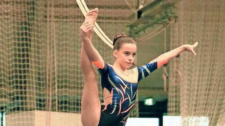 Hoch hinaus. Josefine Konrad (u.) sowie Tami Lina Adler gewannen mit einem neuen Landesrekord Bronze.