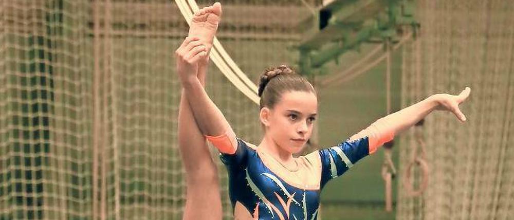 Hoch hinaus. Josefine Konrad (u.) sowie Tami Lina Adler gewannen mit einem neuen Landesrekord Bronze.