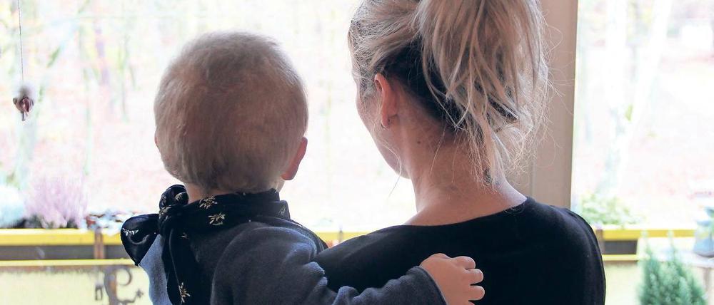 Viel Zeit zu zweit. Franca Edeling und ihr Sohn Marlon warten seit Monaten auf einen Kita-Platz oder einen Platz bei einer Tagesmutter. Die 35-Jährige aus Werder hat seit Auslaufen des Elterngeldes keinerlei Einkünfte. Dass nicht mehr Eltern per Klage ihr Recht auf Betreuung durchsetzten, erstaunt sie.