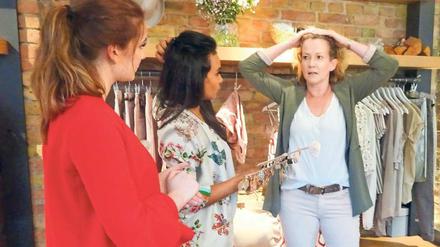 Zum Haareraufen. Shopping Queen Bewerberin Cordelia (r.) mit Célina (l.) in der Boutique Mia Zaya