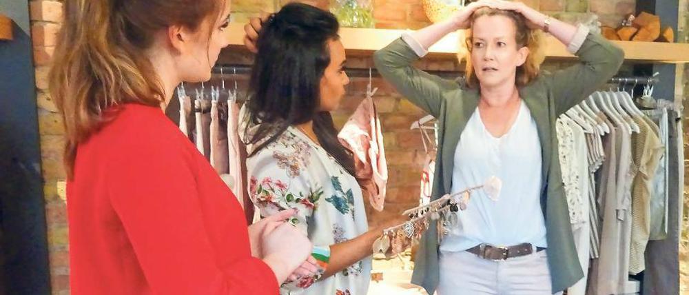 Zum Haareraufen. Shopping Queen Bewerberin Cordelia (r.) mit Célina (l.) in der Boutique Mia Zaya