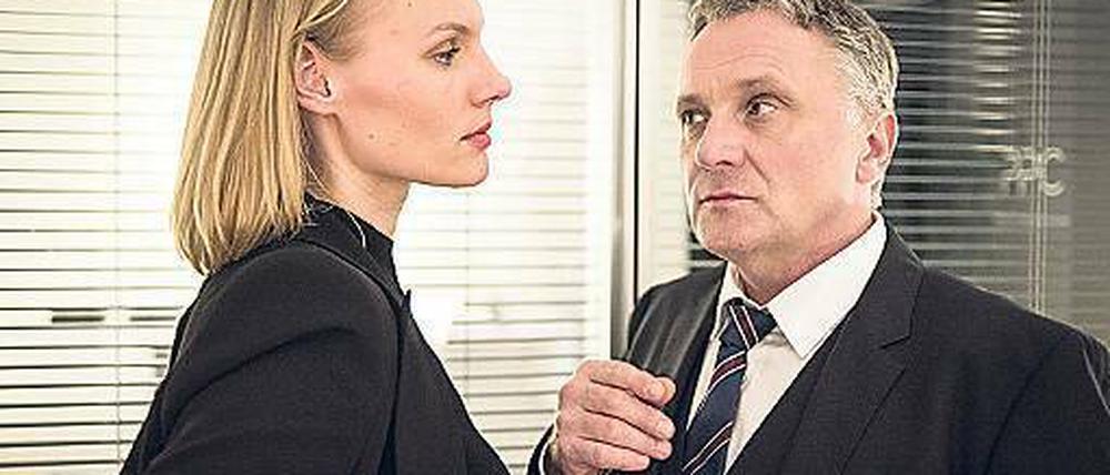 Schicke Mitte. Zielert (Bernhard Schir) ermahnt Eva Blumenthal (Rosalie Thomass): Ihre Meinungen interessieren nicht.