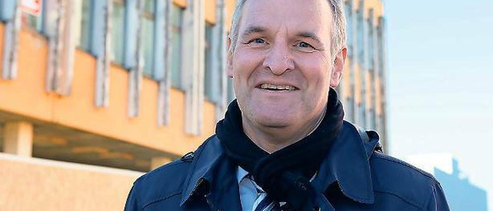 Ausgestellt. Der Bauzaun an der alten FH soll ab dem 20. Januar zu einer Ausstellung über die vergangenen 25 Jahre Stadtgeschichte werden. 17 Themen werden gezeigt.