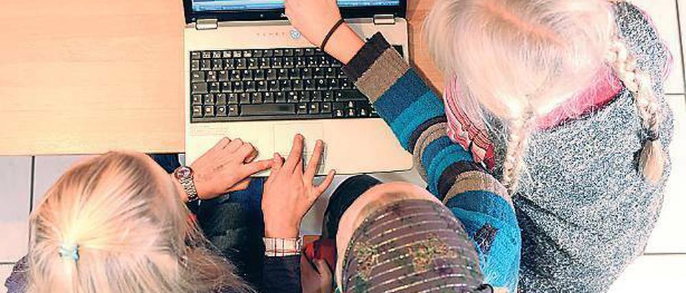 Sicher Surfen: Im Schnitt sind Kinder ab 13 Jahren fitter im Netz als ihre Eltern.