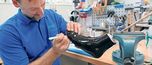 Maßanfertigung. Die Mitarbeiter stellen moderne Orthopädietechnik her.