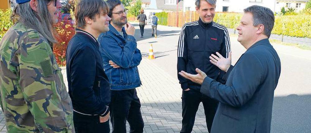 Hey du. Bürgermeister Bernd Albers (r.) mit der Band Tocotronic.
