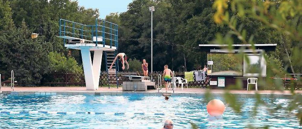 Draußen und drinnen. Die Betreibergesellschaft des Freibads Kiebitzberge in Kleinmachnow soll eine Analyse zu einer Schwimmhalle in der TKS-Region anfertigen.