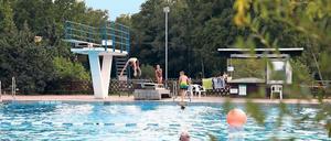 Draußen und drinnen. Die Betreibergesellschaft des Freibads Kiebitzberge in Kleinmachnow soll eine Analyse zu einer Schwimmhalle in der TKS-Region anfertigen.
