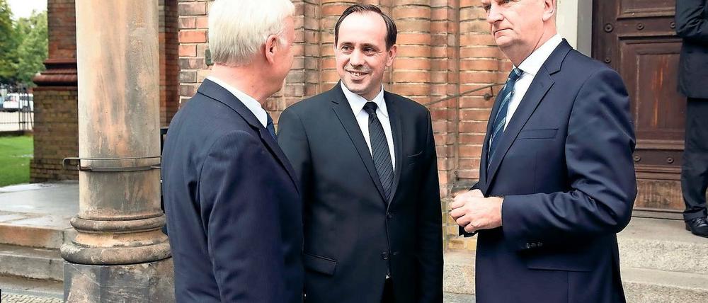 Jetzt im Duell. Ministerpräsident Dietmar Woidke (r.) und CDU-Landeschef Ingo Senftleben (M.) am Rande eines Termins in Potsdam. Senftleben hat am Dienstag erstmals gesagt, dass er Woidke als Regierungschef in Brandenburg ablösen will.