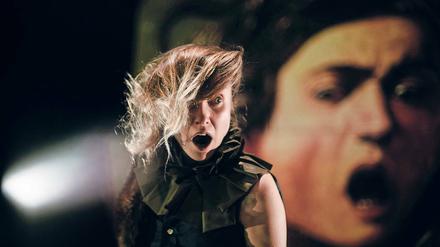 Offene Münder, hängende Häupter. Die finnische Kompanie WHO eröffnete mit „Cutting Edge“ am Dienstag das diesjährige Unidram-Festival. „An Schärfe mangelt es nicht“, kündigte Festivalmitbegründer Thomas Pösl angesichts des Themas – Enthauptungen – an. Das Stück blieb aber unscharf, trotz reichlich rollender Köpfe.