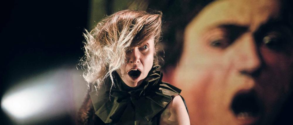 Offene Münder, hängende Häupter. Die finnische Kompanie WHO eröffnete mit „Cutting Edge“ am Dienstag das diesjährige Unidram-Festival. „An Schärfe mangelt es nicht“, kündigte Festivalmitbegründer Thomas Pösl angesichts des Themas – Enthauptungen – an. Das Stück blieb aber unscharf, trotz reichlich rollender Köpfe.