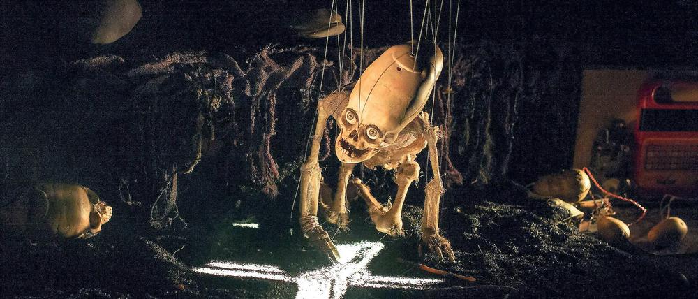 Finster. „Les Antliaclastes“ befassten sich zum Finale mit Shakespeares Grab und der Existenz seiner Person und Werke.