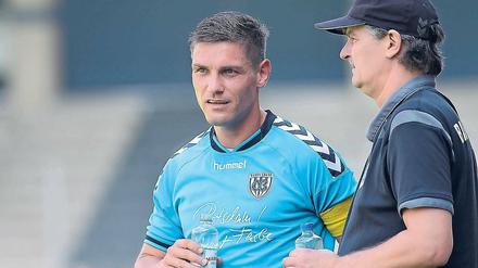 Schaut zu. Kapitän Philip Saalbach sitzt seine fünfte Gelbe Karte ab.