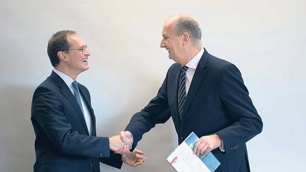 Gemeinsam sind wir stark. Michael Müller (links) und Dietmar Woidke, die SPD-Regierungschefs von Berlin und Brandenburg, schwelgten bei der gemeinsamen Kabinettssitzung geradezu in Harmonie. Das mag seine Gründe haben.