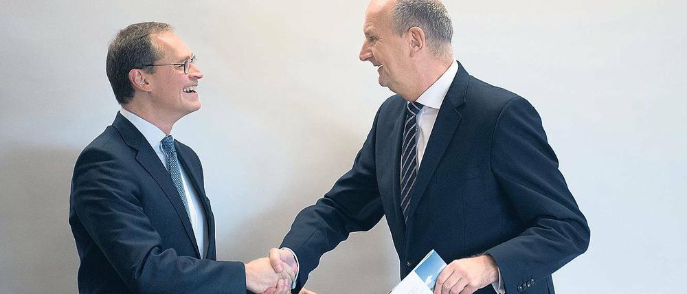 Gemeinsam sind wir stark. Michael Müller (links) und Dietmar Woidke, die SPD-Regierungschefs von Berlin und Brandenburg, schwelgten bei der gemeinsamen Kabinettssitzung geradezu in Harmonie. Das mag seine Gründe haben.