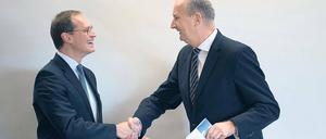 Gemeinsam sind wir stark. Michael Müller (links) und Dietmar Woidke, die SPD-Regierungschefs von Berlin und Brandenburg, schwelgten bei der gemeinsamen Kabinettssitzung geradezu in Harmonie. Das mag seine Gründe haben.