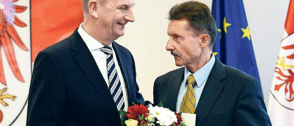 Bleiben sie? Ministerpräsident Dietmar Woidke (l.) bei der Vereidigung von Innenminister Karl Heinz Schröter 2014. Jetzt stehen beide unter Druck.