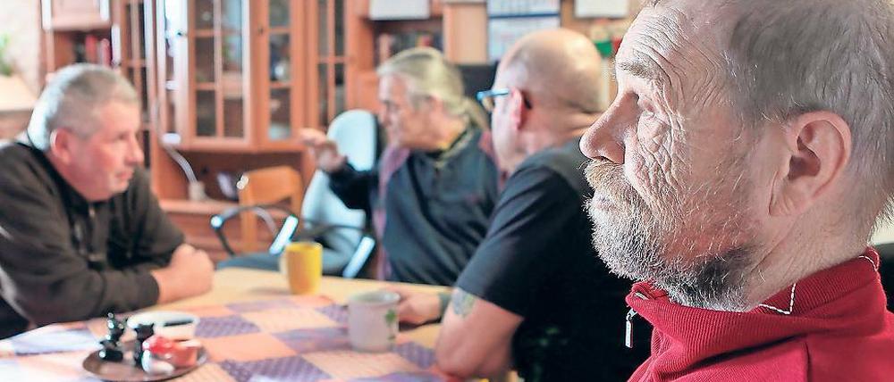 Stubenhocker. In der Tee- und Wärmestube kann man bei einer Tasse Kaffee über Probleme reden oder über das Wetter – oder einfach nur am Tisch sitzen und sich aufwärmen.