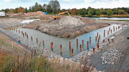 Teurer und teurer. Noch ist nicht geklärt, wer für die explodierten Kosten bei Teltows größtem Bauprojekt, der Marina, verantwortlich ist. Während sich die Kritik zunächst gegen am Bau beteiligte Firmen richtete, fordern Stadtverordnete eine Überprüfung der Projektverantwortlichen in der Verwaltung.