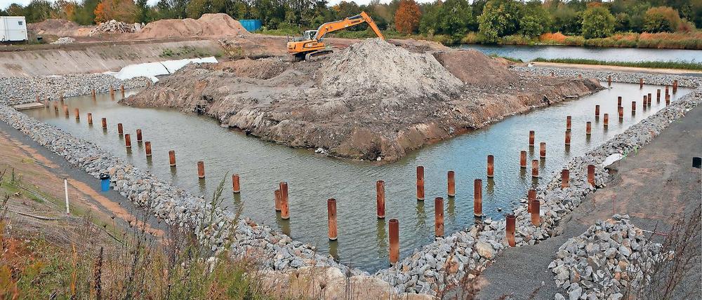 Teurer und teurer. Noch ist nicht geklärt, wer für die explodierten Kosten bei Teltows größtem Bauprojekt, der Marina, verantwortlich ist. Während sich die Kritik zunächst gegen am Bau beteiligte Firmen richtete, fordern Stadtverordnete eine Überprüfung der Projektverantwortlichen in der Verwaltung.