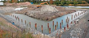 Teurer und teurer. Noch ist nicht geklärt, wer für die explodierten Kosten bei Teltows größtem Bauprojekt, der Marina, verantwortlich ist. Während sich die Kritik zunächst gegen am Bau beteiligte Firmen richtete, fordern Stadtverordnete eine Überprüfung der Projektverantwortlichen in der Verwaltung.