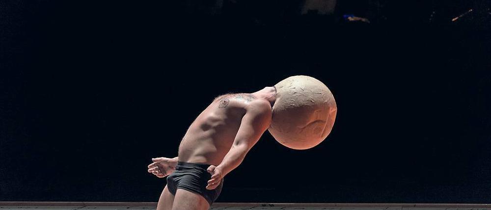 Dickkopf. Der Sohn (Rotislav Novák jr.) trägt in dem Beziehungsdrama „Black Black Woods“ einen Kopf aus Pappmaché, in den sich kein Gesicht einprägen lassen will.