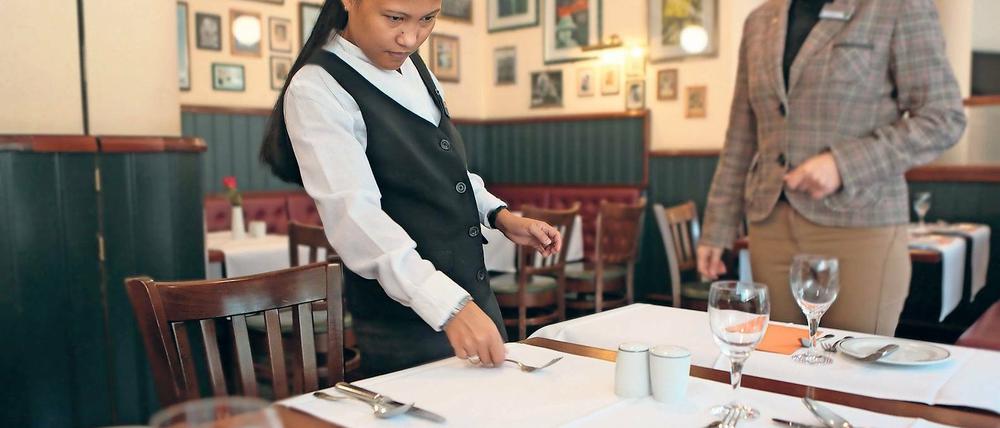 Gutes Auge. Die 30-Jährige Mary Jean Paschke (l.) macht im Hotel Steigenberger eine Ausbildung zur Restaurantfachfrau. Nicht nur dabei, sondern auch in Lebensfragen hilft ihr Personalchefin Birgit Langholz.