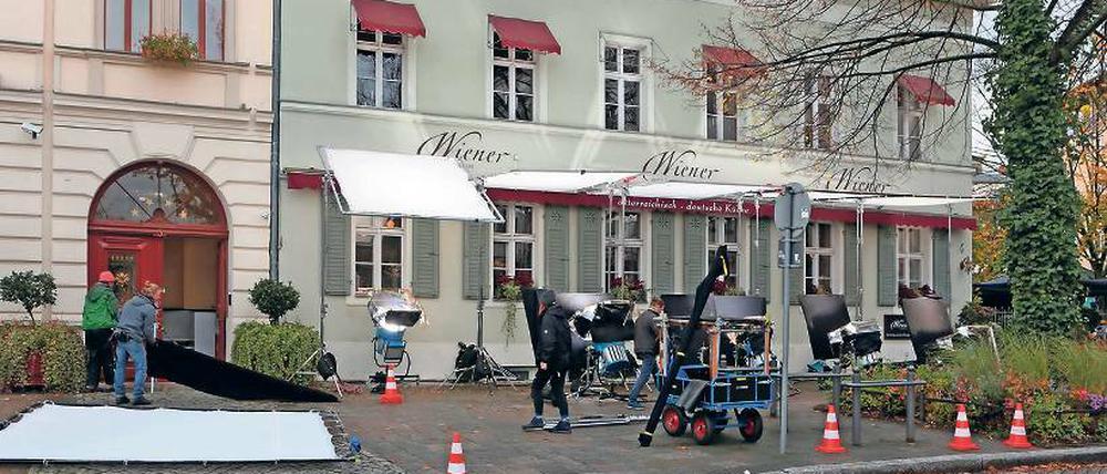 Spot on. Vor dem Wiener Restaurant wurde gestern für die Serie gedreht.