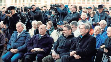Prominente Gäste beim Gottesdienst zum Start Wiederaufbaus des Garnisonkirchturms in Potsdam: Ex-Ministerpräsident Matthias Platzeck (SPD), Oberbürgermeister Jann Jakobs (SPD) und Ex-Innenminister Jörg Schönbohm (von rechts) nahmen teil.