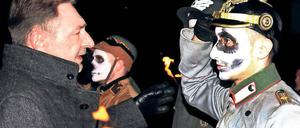 Für und wider. Oberbürgermeister Jakobs mit Wiederaufbaugegnern 2013.