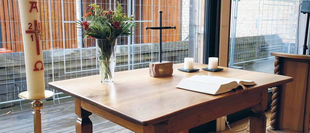 Original. In der Nagelkreuzkapelle steht noch der originale Abendmahlstisch der Garnisonkirche, um den sich Lutheraner und Reformierte am 31. Oktober 1817 versammelten.