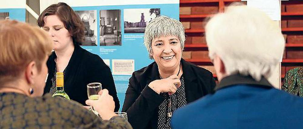 Zu Tisch. Die Frauenrechtlerin Seyran Ates an der Potsdamer Tafel.